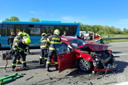 Dopravná nehoda pri Piešťanoch. Zrážka autobusu s osobnými autami si vyžiadala viacero zranených – FOTO