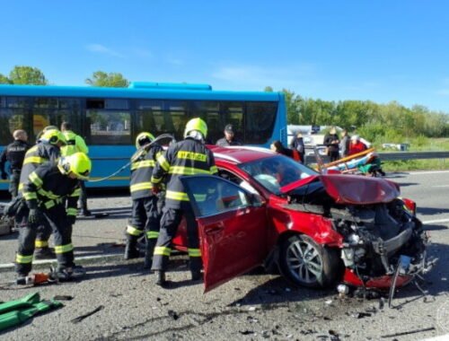Dopravná nehoda pri Piešťanoch. Zrážka autobusu s osobnými autami si vyžiadala viacero zranených – FOTO