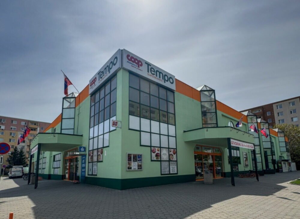 68837_predajnatempo-supermarket-na-ulici-janka-krala-v-novych-zamkoch-scaled.jpeg COOP Jednota otvorila po modernizácii predajňu Tempo v Nových Zámkoch