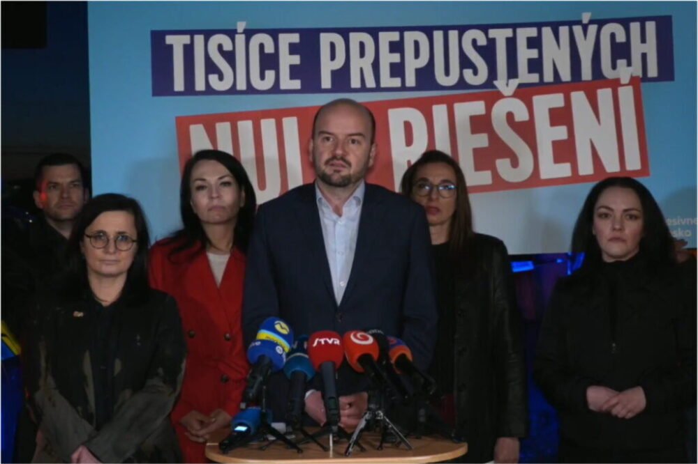 Vyjde zo svojej luxusnej vily a šaškuje pred kamerami, opozícia kritizuje Ficovu nočnú prácu v pekárni – VIDEO