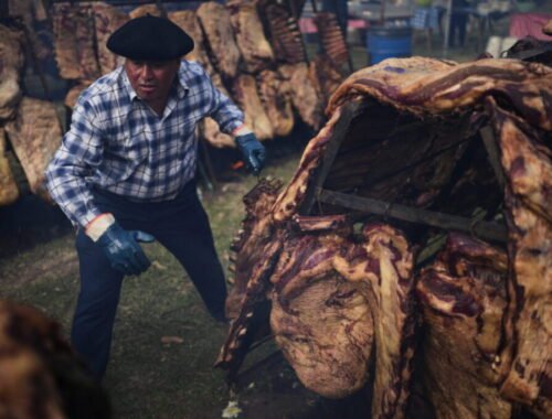 Top foto dňa (1. máj 2026): Protesty 1. mája, konské dostihy, festival kreolských rebier a víťazstvá