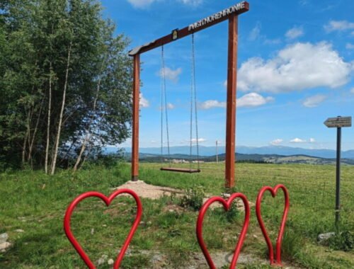 Najväčšia horehronská hojdačka sa zrútila, keď na nej boli traja ľudia. Zasahoval aj záchranársky vrtuľník