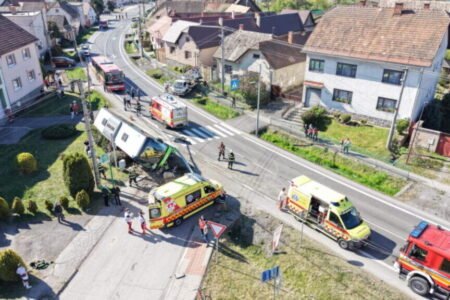 V obci Dobrá Niva pri Zvolene havaroval autobus, zišiel mimo vozovku – FOTO