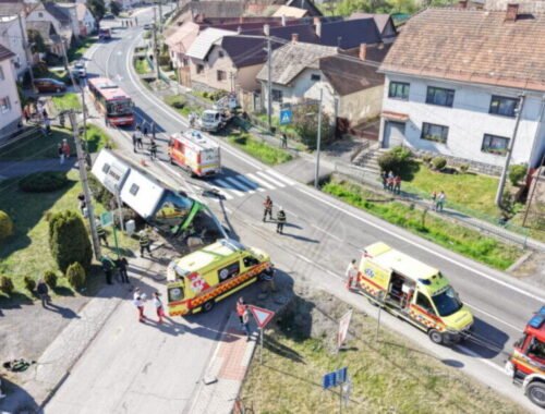 V obci Dobrá Niva pri Zvolene havaroval autobus, zišiel mimo vozovku – FOTO
