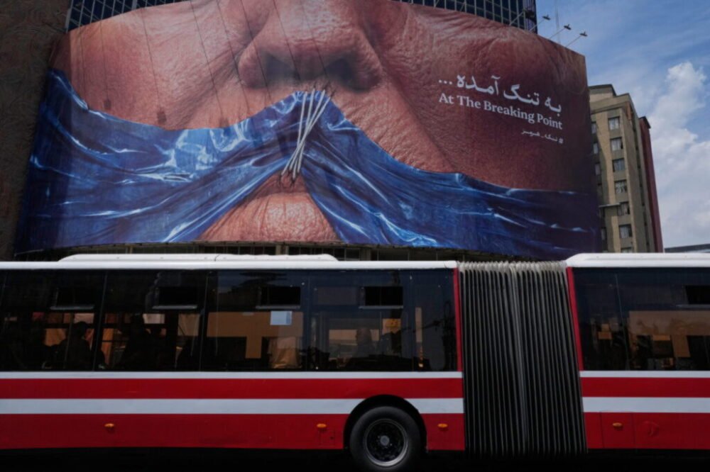 Irán údajne zasiahol raketami americkú vojenskú loď. Washington informácie oficiálne poprel