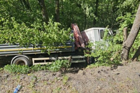 V obci Kováčová narazilo do stromu nákladné auto, vodič ostal zakliesnený v kabíne – FOTO