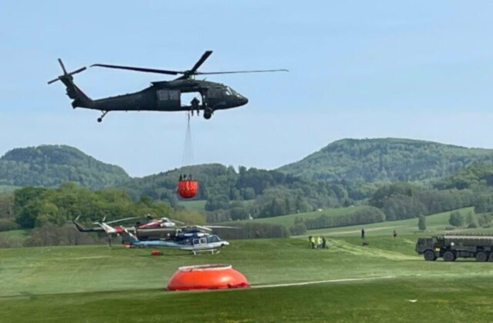 Slovensko vyslalo vojakov a vrtuľníky na pomoc s požiarmi v Českom Švajčiarsku – FOTO