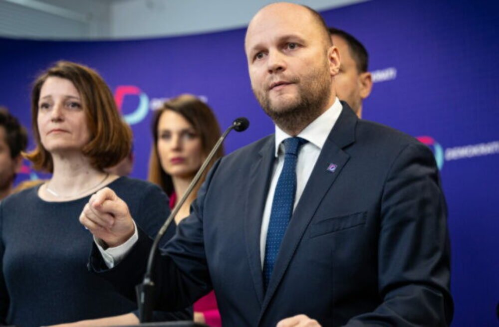 69437_65ec33ade1115166598670-scaled-e1778081747957-640x420.jpg Opozícia by mala ťahať za jeden povraz, Demokrati začínajú prípravy na spoločný postup proti Ficovi – VIDEO