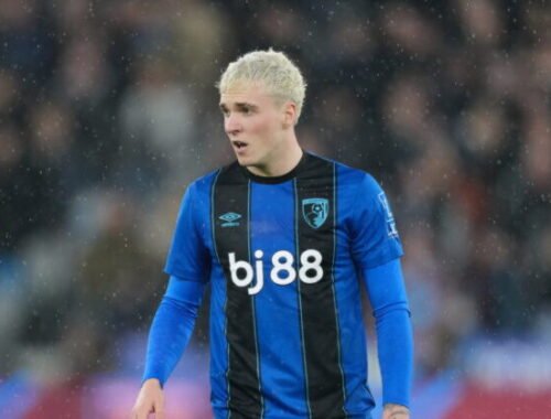 Súhlasila by si s niečím dospelým? Talentovaný futbalista si písal nevhodné správy s neplnoletým dievčaťom, klub to vyšetruje