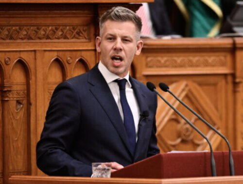 Péter Magyar sa oficiálne stal novým maďarským premiérom, na parlament sa vrátila zástava Európskej únie