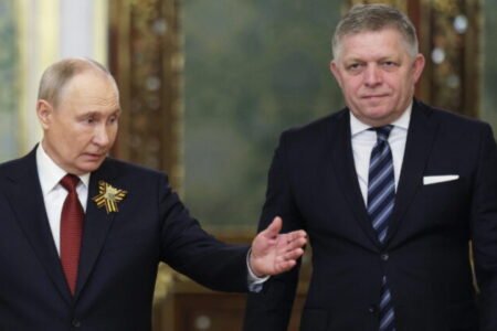 Putin prijal Fica v Kremli počas osláv Dňa víťazstva, ocenil, že slovenský premiér prišiel