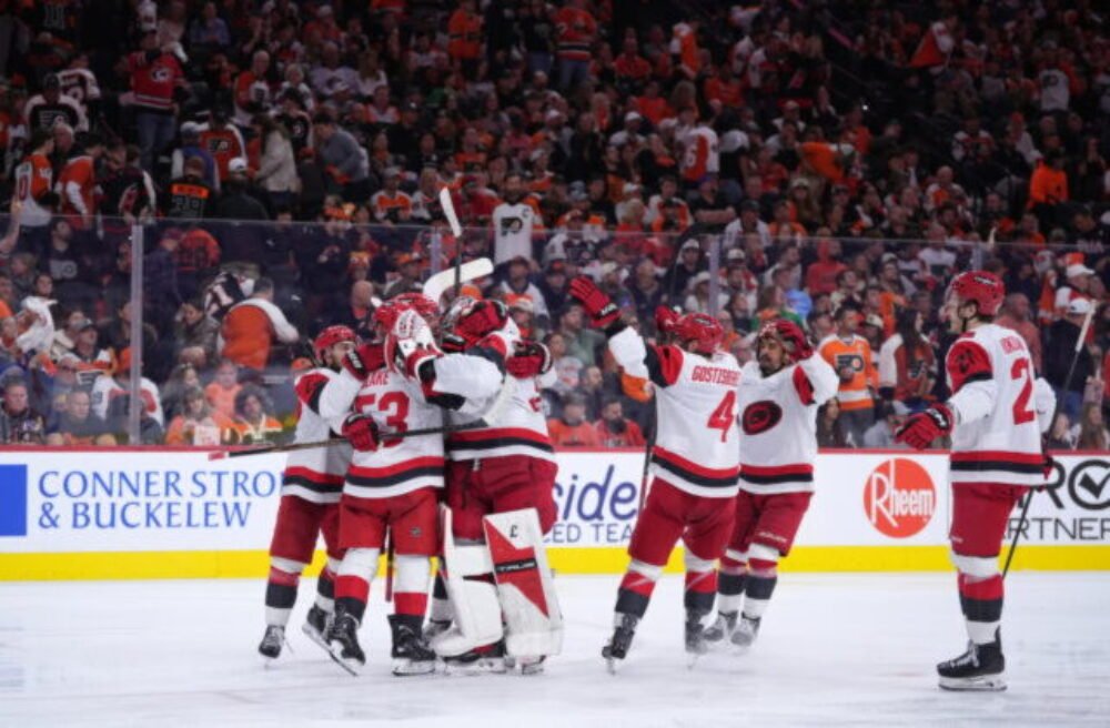 Prvýkrát v histórii NHL. Carolina v play-off valcuje, zatiaľ neprehrala ani raz a už je vo finále konferencie – VIDEO