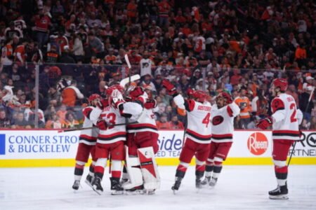 Prvýkrát v histórii NHL. Carolina v play-off valcuje, zatiaľ neprehrala ani raz a už je vo finále konferencie – VIDEO