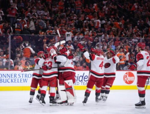 Prvýkrát v histórii NHL. Carolina v play-off valcuje, zatiaľ neprehrala ani raz a už je vo finále konferencie – VIDEO