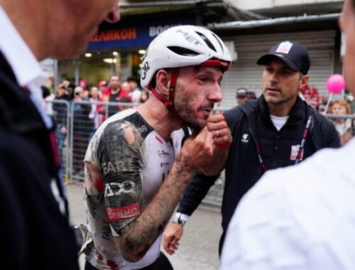 Desivá hromadná nehoda na Giro d’Italia. Odstúpili viacerí jazdci pre početné zlomeniny – VIDEO