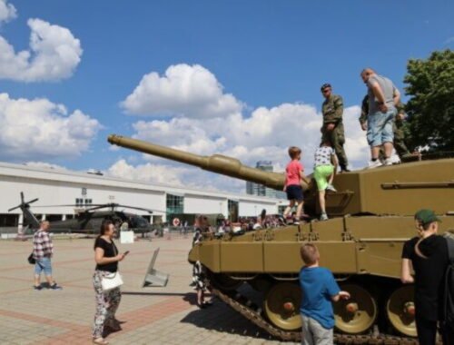 Nad Bratislavou preletia vojenské vrtuľníky Black Hawk aj lietadlá Spartan, veľtrh IDEB prinesie rekordný ročník