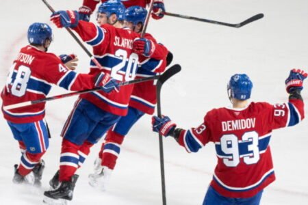 Gólový návrat Slafkovského a Caufielda a suverénny Montreal vedie v sérii nad Buffalom 2:1 – VIDEO