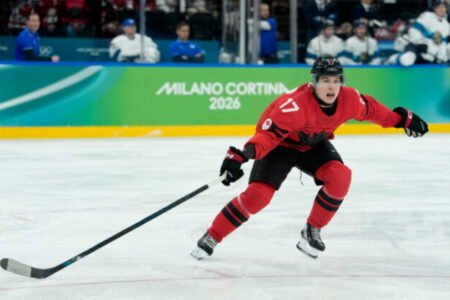 Má len 19 rokov a chvália ho Crosby aj MacKinnon. Kanada z neho urobila kapitána na MS v hokeji 2026 – VIDEO