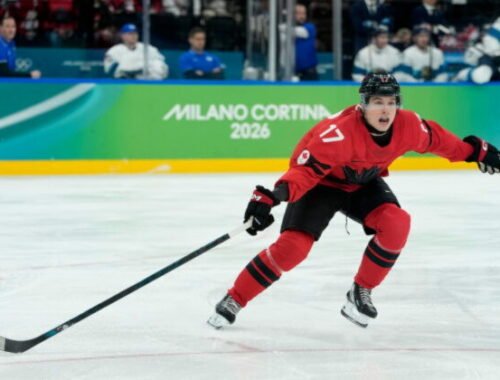 Má len 19 rokov a chvália ho Crosby aj MacKinnon. Kanada z neho urobila kapitána na MS v hokeji 2026 – VIDEO