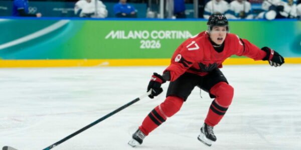Má len 19 rokov a chvália ho Crosby aj MacKinnon. Kanada z neho urobila kapitána na MS v hokeji 2026 – VIDEO