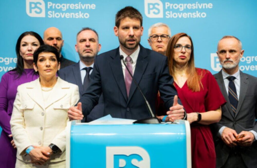 Pokles by im neuškodil. Progresívci sa na prvom mieste držia zubami-nechtami