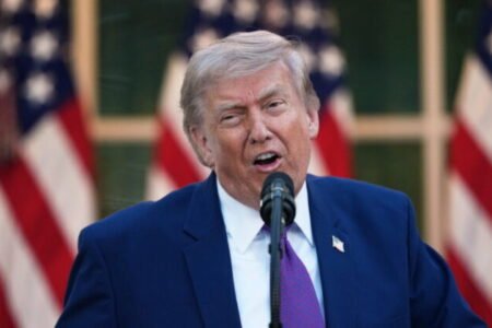 Trump rád tvrdí, že „drží karty v rukách“, ale realita vo vojne s Iránom je podľa expertov iná