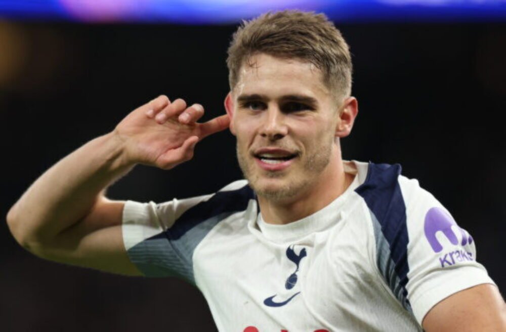 Tottenham doma len remizoval s Leedsom, naďalej mu hrozí zostup z Premier League