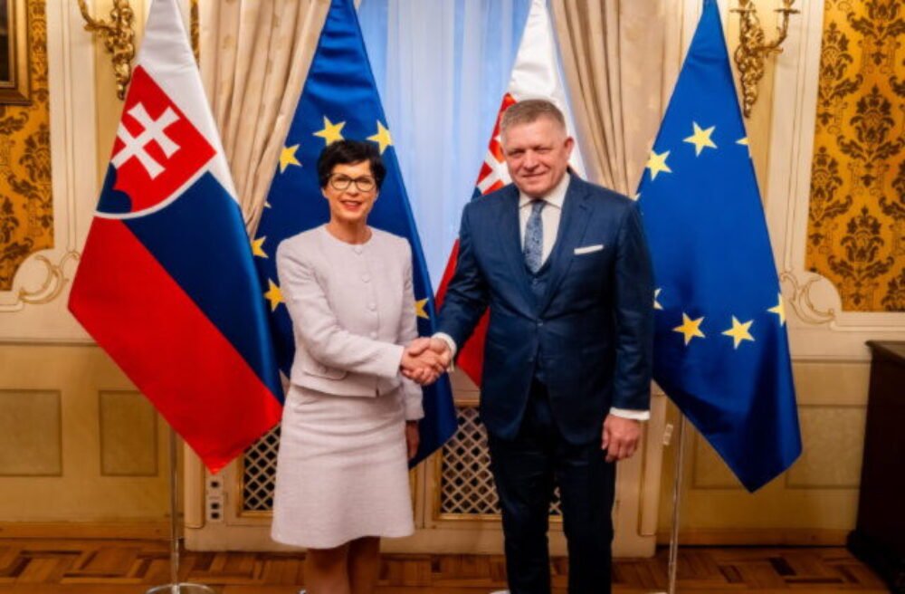 69963_6a035599f2ff4112162410-640x420.jpg Fico prijal eurokomisárku Kosovú, hovorili o rozširovaní Európskej únie aj postavení Srbska – FOTO