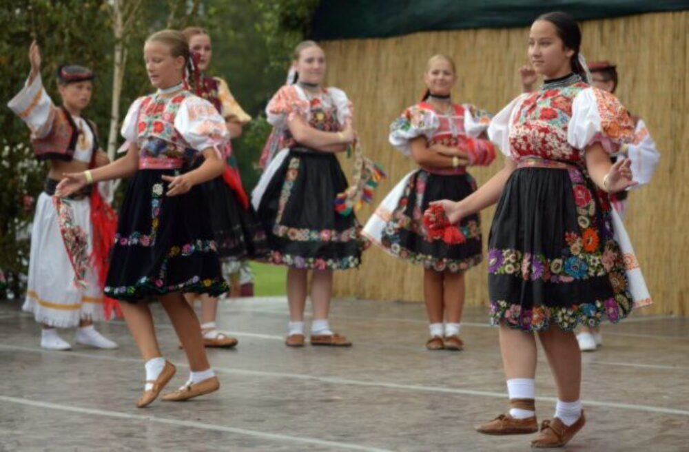 Z pätnástich tisícok sú len dve. Otvorená kultúra upozornila na drastické zníženie dotácií pre folklórne festivaly