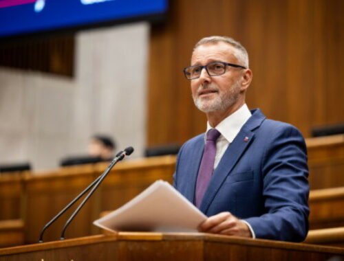 Hlas po neúspechu v parlamente opäť otvára tému referenda. Opozíciu obviňuje z odmietania práv občanov