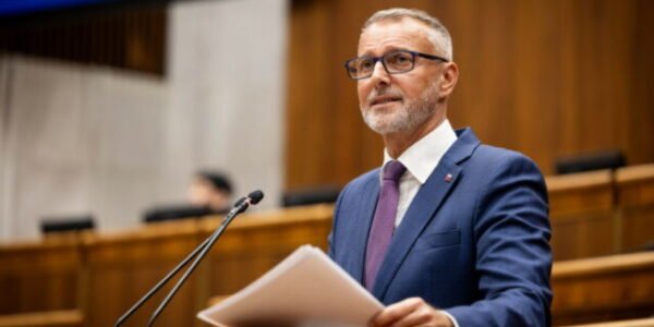 Hlas po neúspechu v parlamente opäť otvára tému referenda. Opozíciu obviňuje z odmietania práv občanov