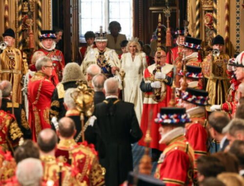 Britský premiér Keir Starmer čelí tlaku na odstúpenie, hovorí sa o vzbure vo vláde