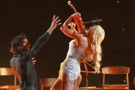 Top foto dňa (13. máj 2026): Súťaž Eurovision, slnečnica na križovatke, staroveké chrámy a Bahrajnská doprava