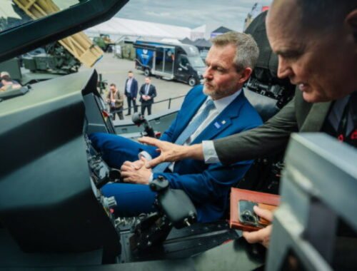 Top foto dňa (14. máj 2026): Prezident v stíhačke F-16, Trump v Číne a zničený dom na Ukrajine