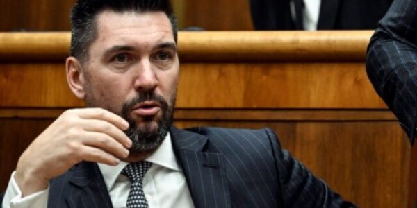 Takáč kritizoval správanie poslancov opozície počas mimoriadnej schôdze: Toto som v živote nezažil, je to extrém – VIDEO