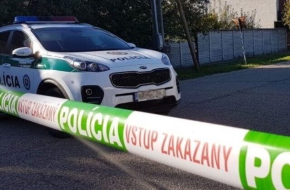 70271_policia-paska-640x420.jpg Streľba a bitka pri banke v Lučenci si vyžiadala zranenú osobu, polícia začala pre incident trestné stíhanie
