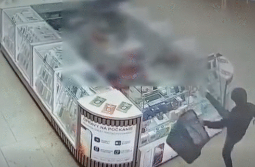 Rozkopal vitríny predajne s mobilmi a odišiel. Incident v bratislavskom obchodnom centre vyšetruje polícia – VIDEO