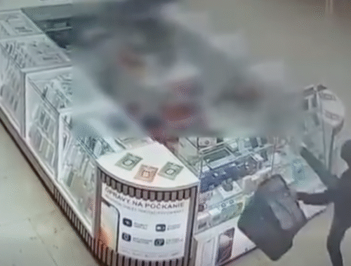 Rozkopal vitríny predajne s mobilmi a odišiel. Incident v bratislavskom obchodnom centre vyšetruje polícia – VIDEO