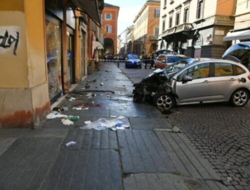 Auto vrazilo do davu v Modene, vodič zranil osem ľudí – FOTO