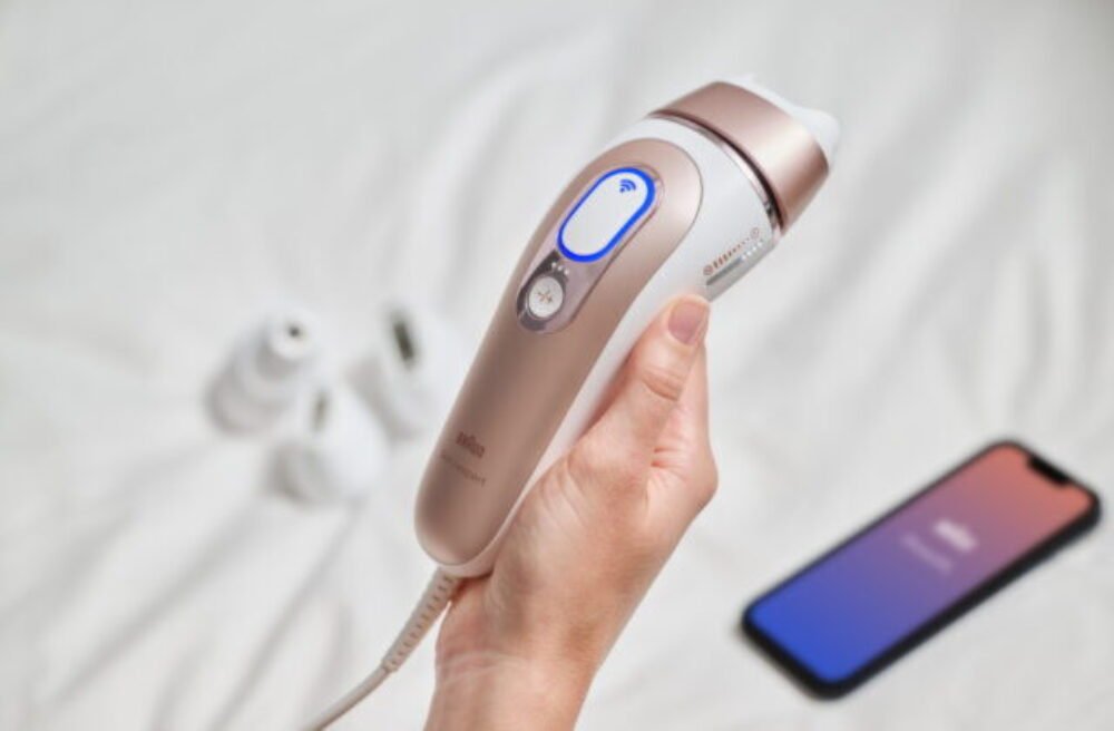 70351_bed_pl7_hand_head_phone_0171-640x420.jpg Vylepšený Smart IPL od Braun na jednoduché odstraňovanie chĺpkov v pohodlí domova