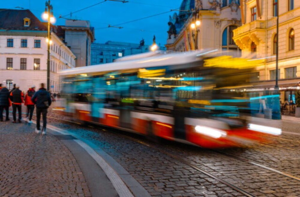 Pri zrážke električky s autobusom v Prahe sa zranilo 18 ľudí