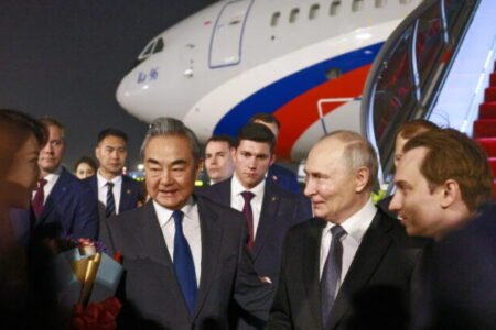Putin pristál v Pekingu, po návšteve Trumpa demonštruje pevné spojenectvo so Si Ťin-pchingom