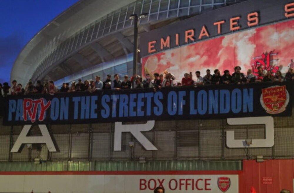 70607_britain_premier_league_arsenal_soccer_28_5-640x420.jpg Už sa nesmejete, odkazuje Saka kritikom. Londýnsky Arsenal po 22 rokoch ukončil čakanie na titul v Premier League