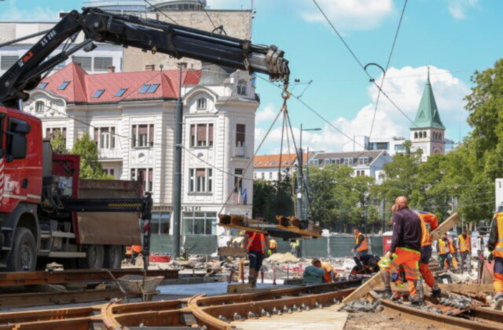 Top foto dňa (20. máj 2026): Prijatia u prezidenta SR, projekt Živé námestie, ebola v Kongu a vypustenie rysa