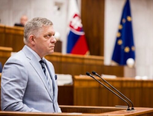 Fico poďakoval koalícii, no pri hlasovaní o dôvere ho zarazila opozícia. Mnohí poslanci si nesplnili formálnu povinnosť