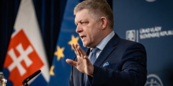 Vláda pošle prorastové opatrenia do parlamentu, avizuje Fico. Neublížia ani nepomôžu, komentuje PS
