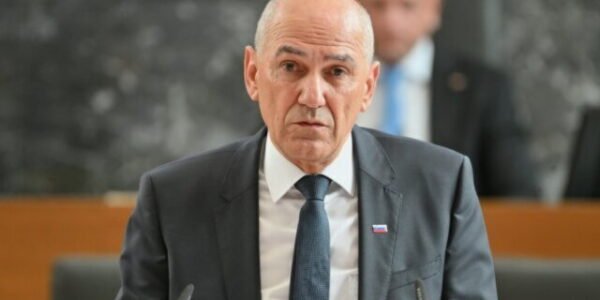 Trojnásobný Janša sa stal premiérom štvrtýkrát aj s podporou proruských popieračov pandémie