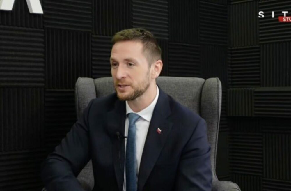 Ficova zahraničná politika je dvojtvárna, europoslanci Smeru sú podľa Uhríka bez vplyvu – VIDEO