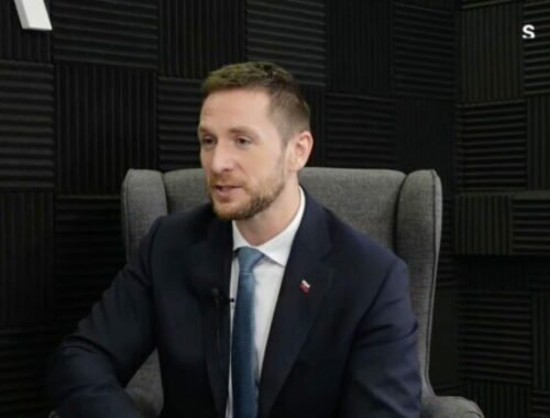 Ficova zahraničná politika je dvojtvárna, europoslanci Smeru sú podľa Uhríka bez vplyvu – VIDEO