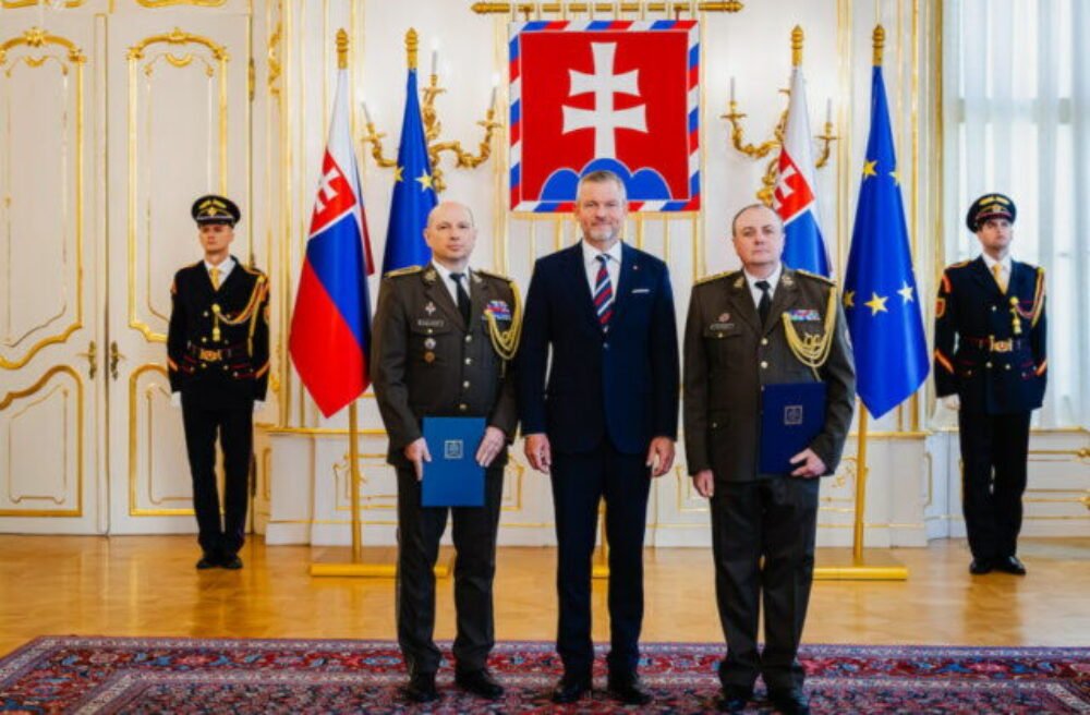 71002_55292072993_3f3efc3ec0_c-640x420.jpg Pellegrini sa rozlúčil s generálmi Balogom a Jantošom pri ukončení ich kariéry, ocenil ich profesionálne výsledky